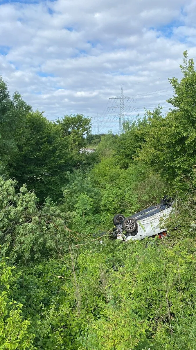 Verkehrsunfall Budenheim Verkehrsunfall in Budenheim: 31-Jähriger überschlägt sich auf nasser Fahrbahn Polizeieinsatz
