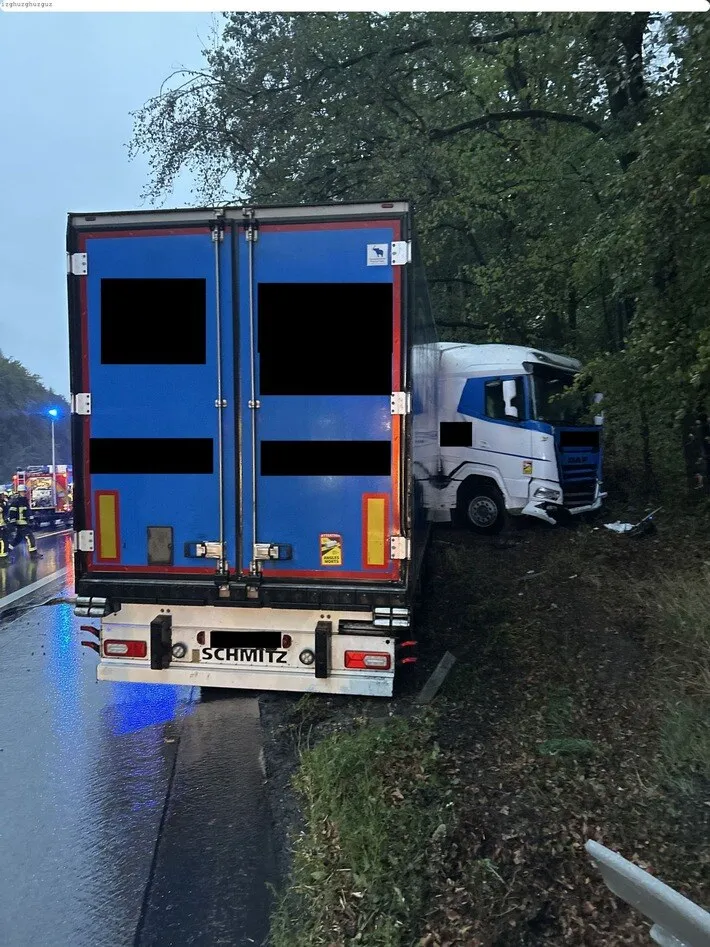 Sattelzug Unfall BAB 3 Sattelzug durchbricht bei Starkregen Schutzplanke auf BAB 3 bei Niedernhausen Polizeieinsatz