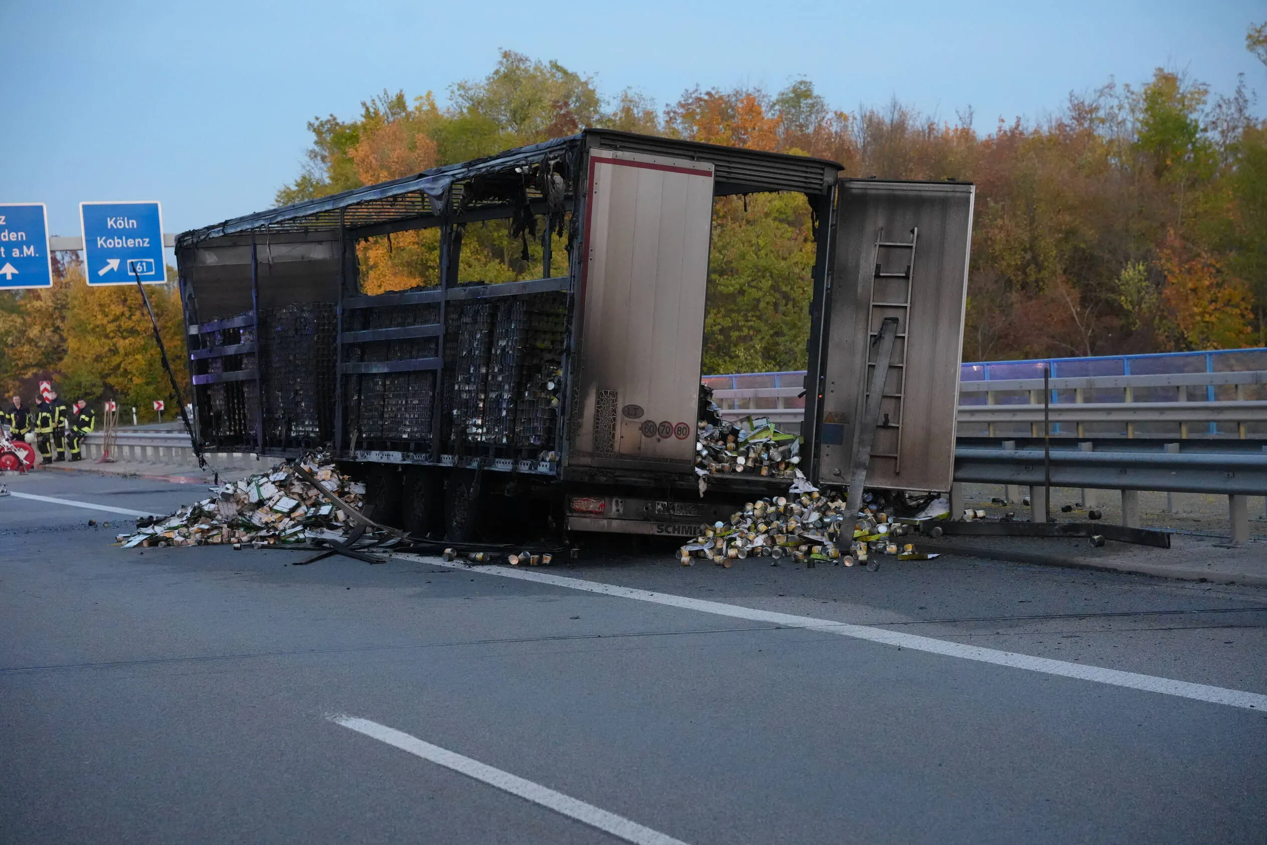 Sattelschlepperbrand A63 Alzey Sattelschlepper brennt auf A63 am Autobahnkreuz Alzey Feuerwehreinsatz